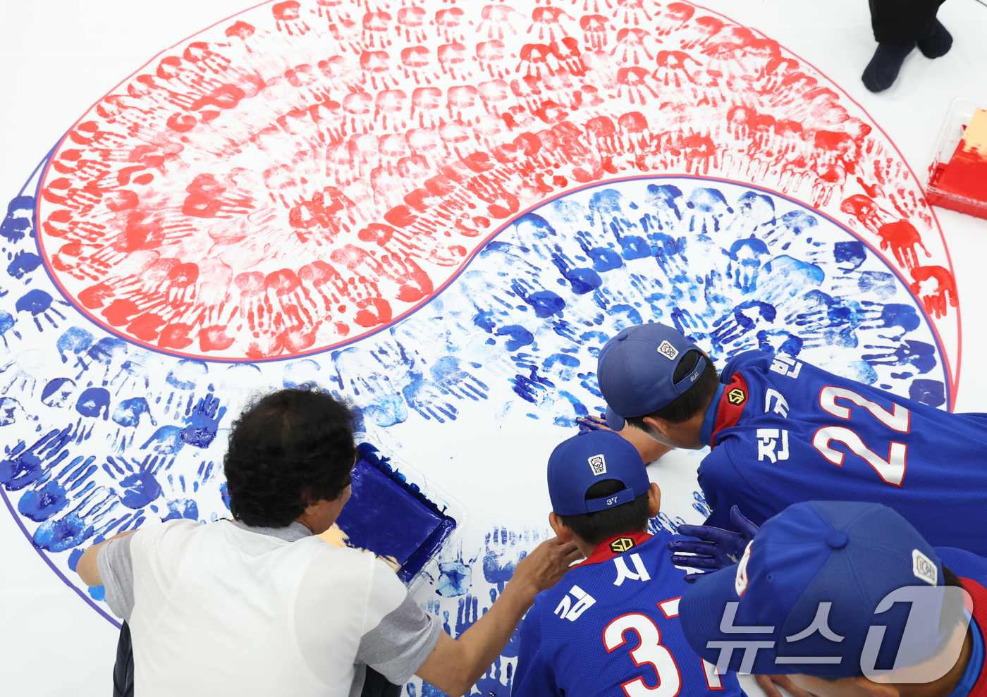 (수원=뉴스1) 김영운 기자 = 제80주년 광복절을 한 달 앞둔 15일 오후 경기 수원시 권선구청에서 구청 공무원 및 보훈단체 관계자, 권선구 리틀야구단 선수 등 참가자들이 손도장 …