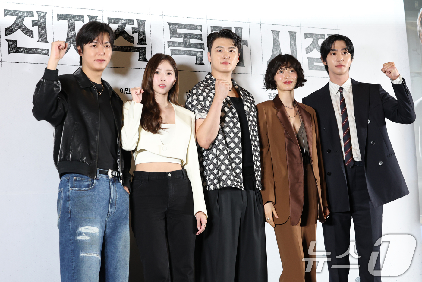 (서울=뉴스1) 권현진 기자 = 배우 이민호(왼쪽부터)와 채수빈, 신승호, 나나, 안효섭이 15일 서울 코엑스 메가박스에서 열린 영화 '전지적 독자 시점‘ 언론 시사회에 참석해 포 …