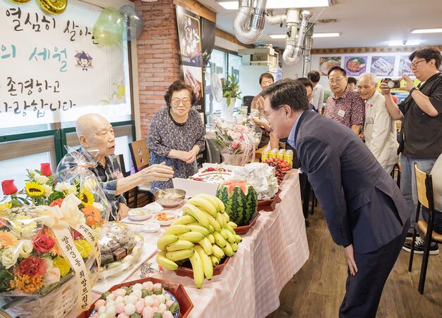 진교훈 강서구청장, 101세 어르신께 큰절 올려 "존경하고 사랑합니다"