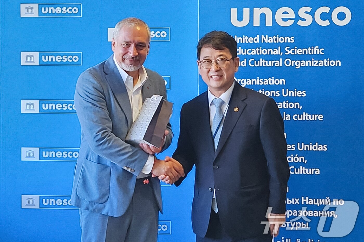 본문 이미지 - 최응천 국가유산청장&#40;오른쪽&#41;이 15일 오전&#40;현지 시간&#41; 프랑스 파리 유네스코 본부에서 에르네스토 오토네 라미레즈 유네스코 문화 사무총장보를 만나 악수를 나누고 있다.&#40;국가유산청 제공. 재판매 및 DB 금지&#41; 2025.7.15/뉴스1 ⓒ News1 민경석 기자