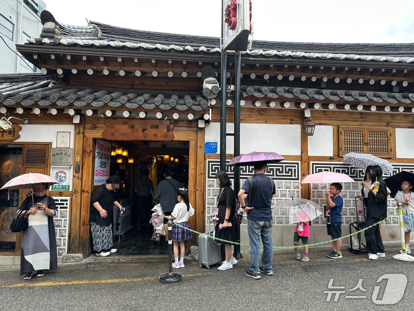 본문 이미지 - 15일 서울시내의 한 삼계탕 가게에 사람들이 줄 서 있다. 2025.7.13/뉴스1 ⓒ News1 강서연 기자