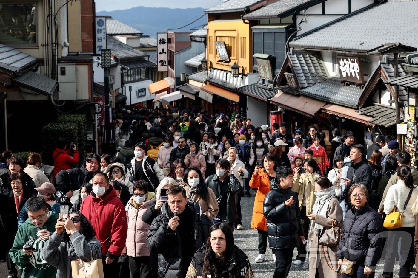 본문 이미지 - 일본 교토에 몰린 관광객들ⓒ AFP=뉴스1