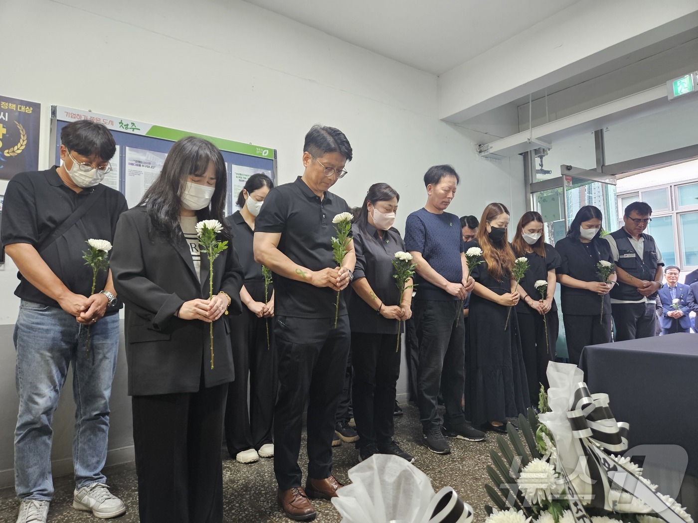 (청주=뉴스1) 이재규 기자 = 오송참사 2주기인 15일 최은경, 이경구 유가족협의회 대표 등이 청주시청 임시분향소를 찾아 묵념하고 있다. 2025.7.15/뉴스1