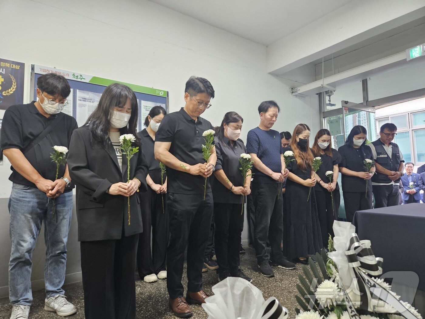 본문 이미지 - 오송참사 2주기인 15일 최은경, 이경구 유가족협의회 대표 등이 청주시청 임시분향소를 찾아 묵념하고 있다. 2025.7.15/뉴스1 ⓒ News1 이재규 기자