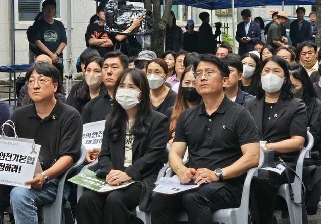 오송참사 2주기 추모 영상 보고있는 유가족 협의회 대표