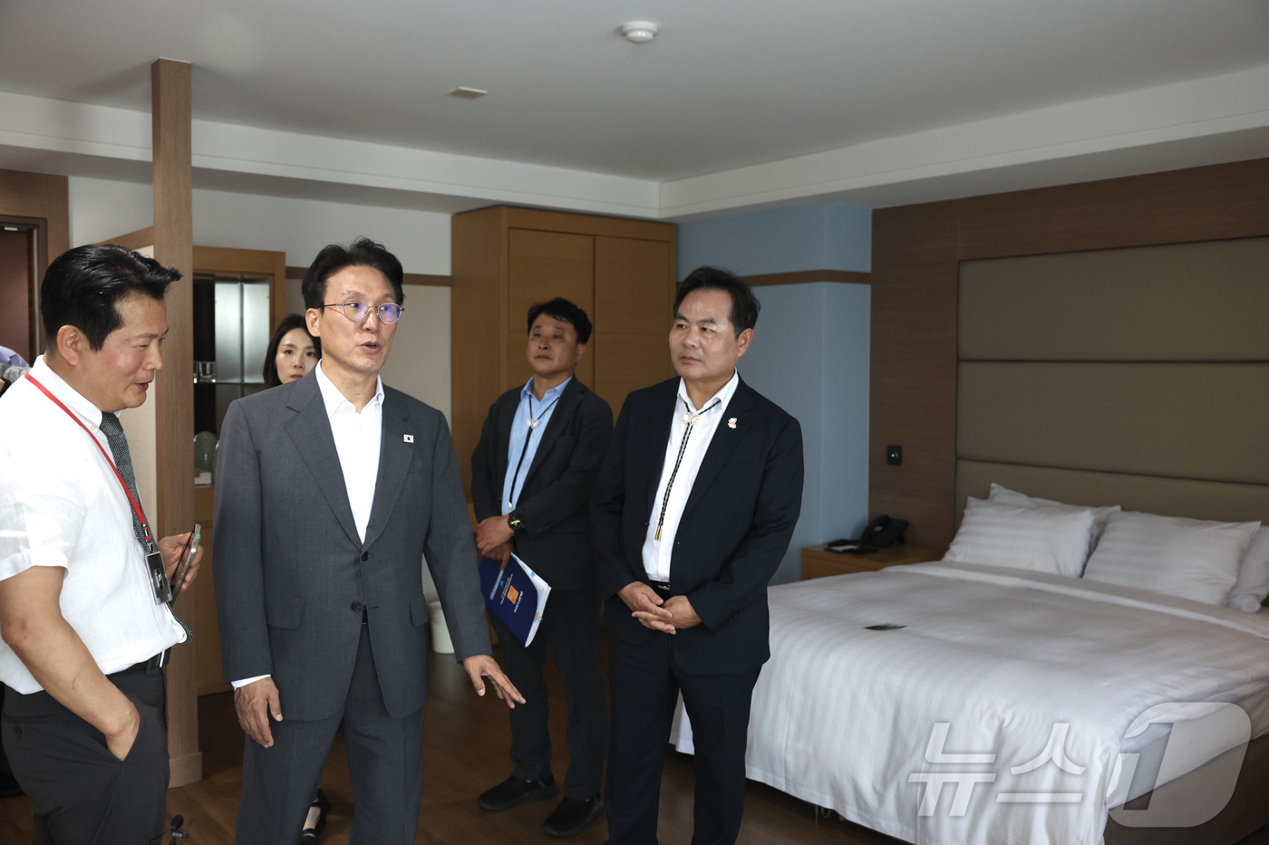 (서울=뉴스1) = 아시아태평양경제협력체(APEC) 정상회의 준비위원장을 맡은 김민석 국무총리가 15일 경북 경주 2025 APEC 정상회의 현장을 찾아 각급 숙박시설 및 서비스 …