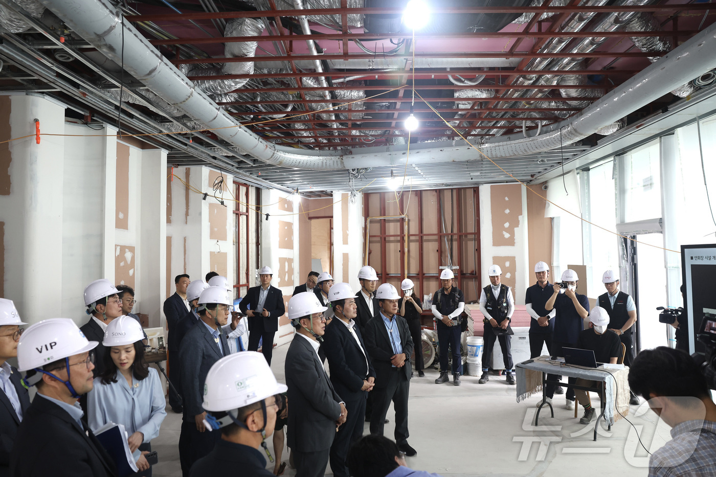 (서울=뉴스1) = 아시아태평양경제협력체(APEC) 정상회의 준비위원장을 맡은 김민석 국무총리가 15일 경북 경주 2025 APEC 정상회의 현장을 찾아 각급 숙박시설 및 서비스 …