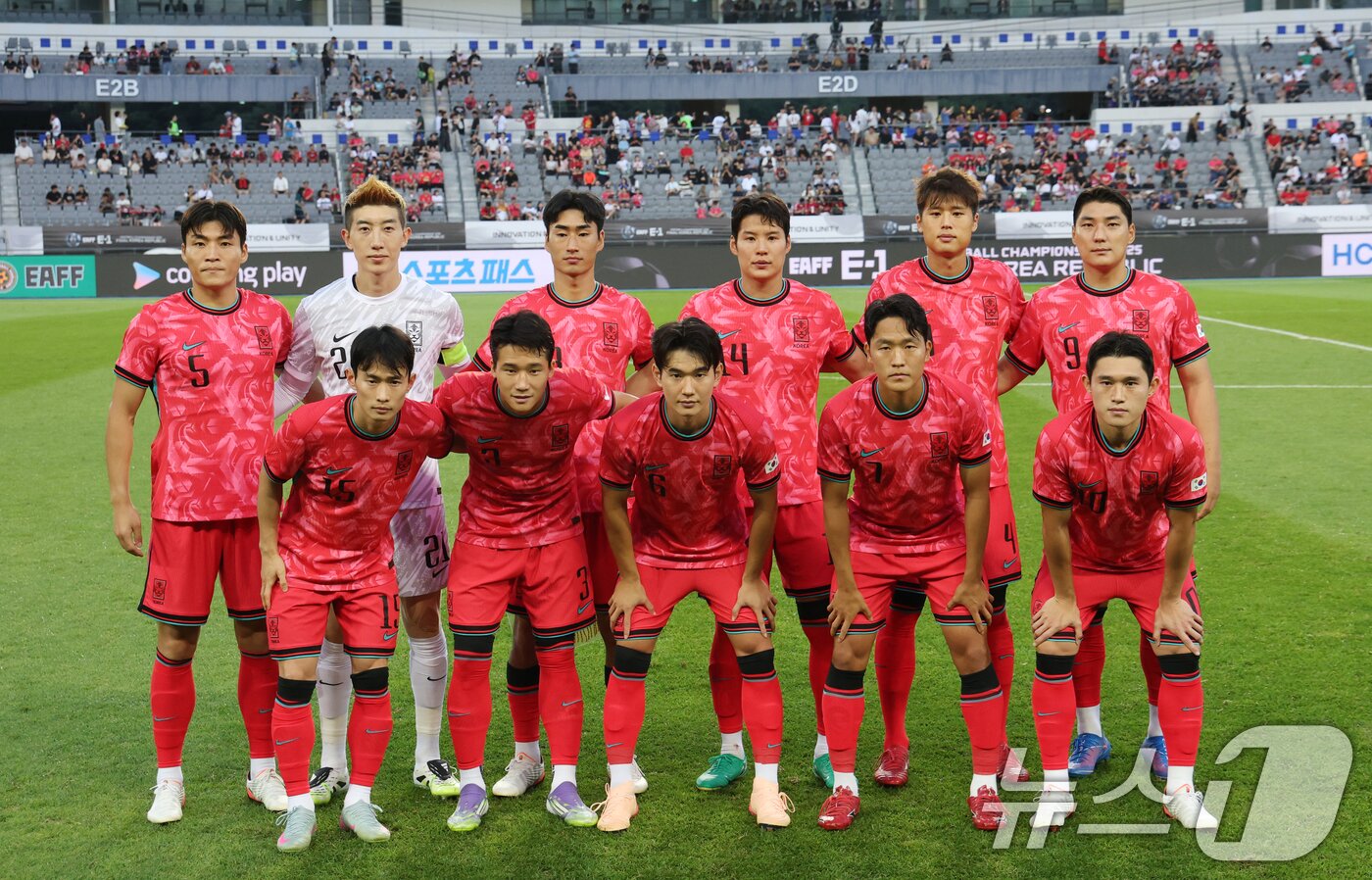 본문 이미지 - 대한민국 축구 국가대표팀 선수들이 15일 오후 경기 용인시 처인구 용인미르스타디움에서 열린 2025 동아시아축구연맹&#40;EAFF&#41; E-1 챔피언십 남자부 대한민국과 일본의 경기 시작 전 기념 촬영을 하고 있다. 2025.7.15/뉴스1 ⓒ News1 김영운 기자