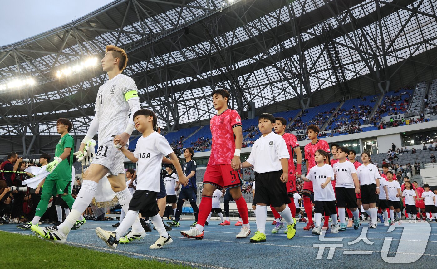 본문 이미지 - 15일 오후 경기 용인시 처인구 용인미르스타디움에서 열린 2025 동아시아축구연맹&#40;EAFF&#41; E-1 챔피언십 남자부 대한민국과 일본의 경기에서 양팀 선수들이 입장하고 있다. 2025.7.15/뉴스1 ⓒ News1 김영운 기자