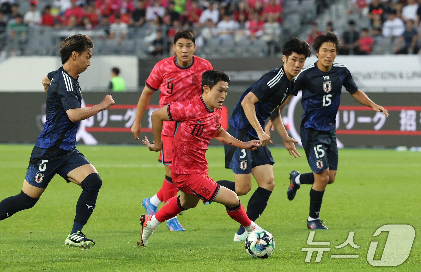 본문 이미지 - 이동경이 15일 오후 경기 용인시 처인구 용인미르스타디움에서 열린 2025 동아시아축구연맹&#40;EAFF&#41; E-1 챔피언십 남자부 대한민국과 일본의 경기에서 공격을 하고 있다. 2025.7.15/뉴스1 ⓒ News1 김영운 기자