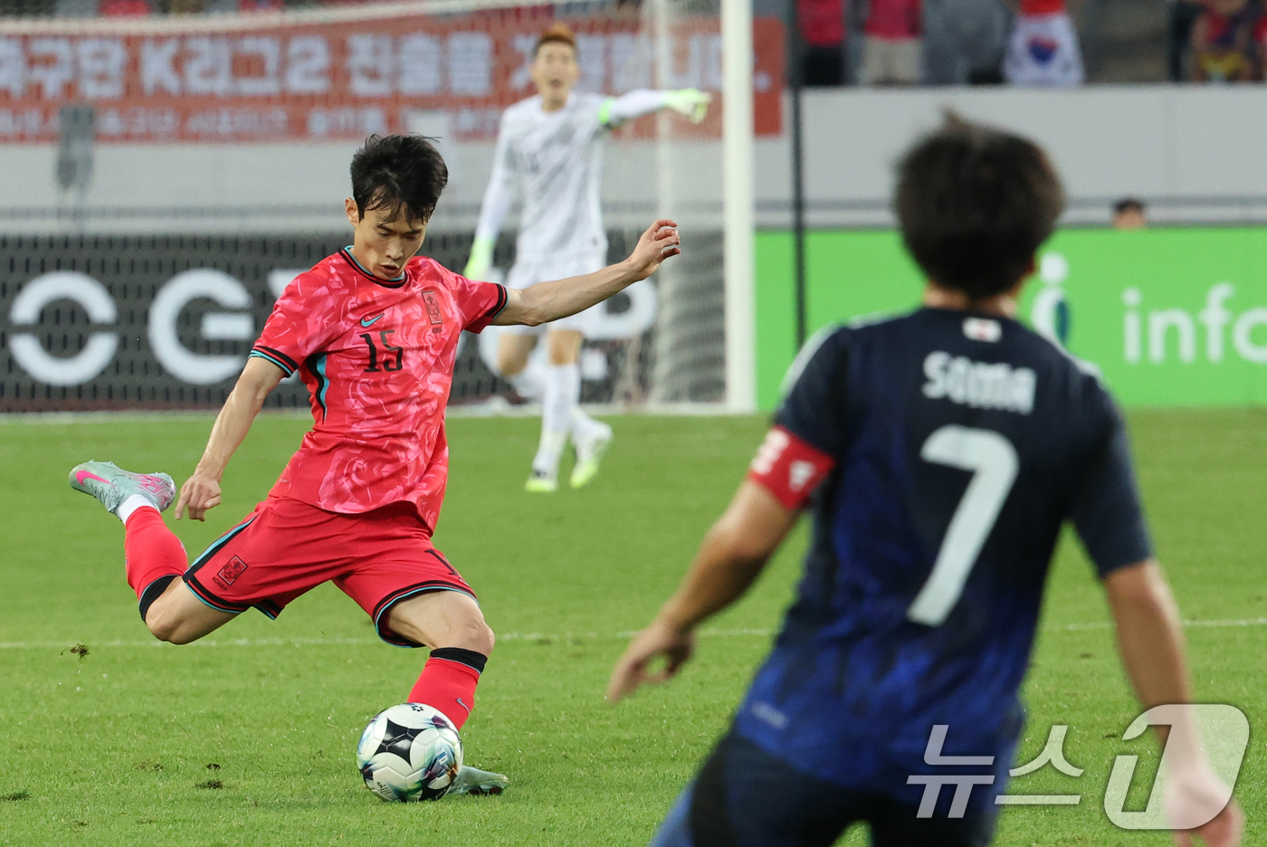 (용인=뉴스1) 김영운 기자 = 김문환이 15일 오후 경기 용인시 처인구 용인미르스타디움에서 열린 2025 동아시아축구연맹(EAFF) E-1 챔피언십 남자부 대한민국과 일본의 경기 …