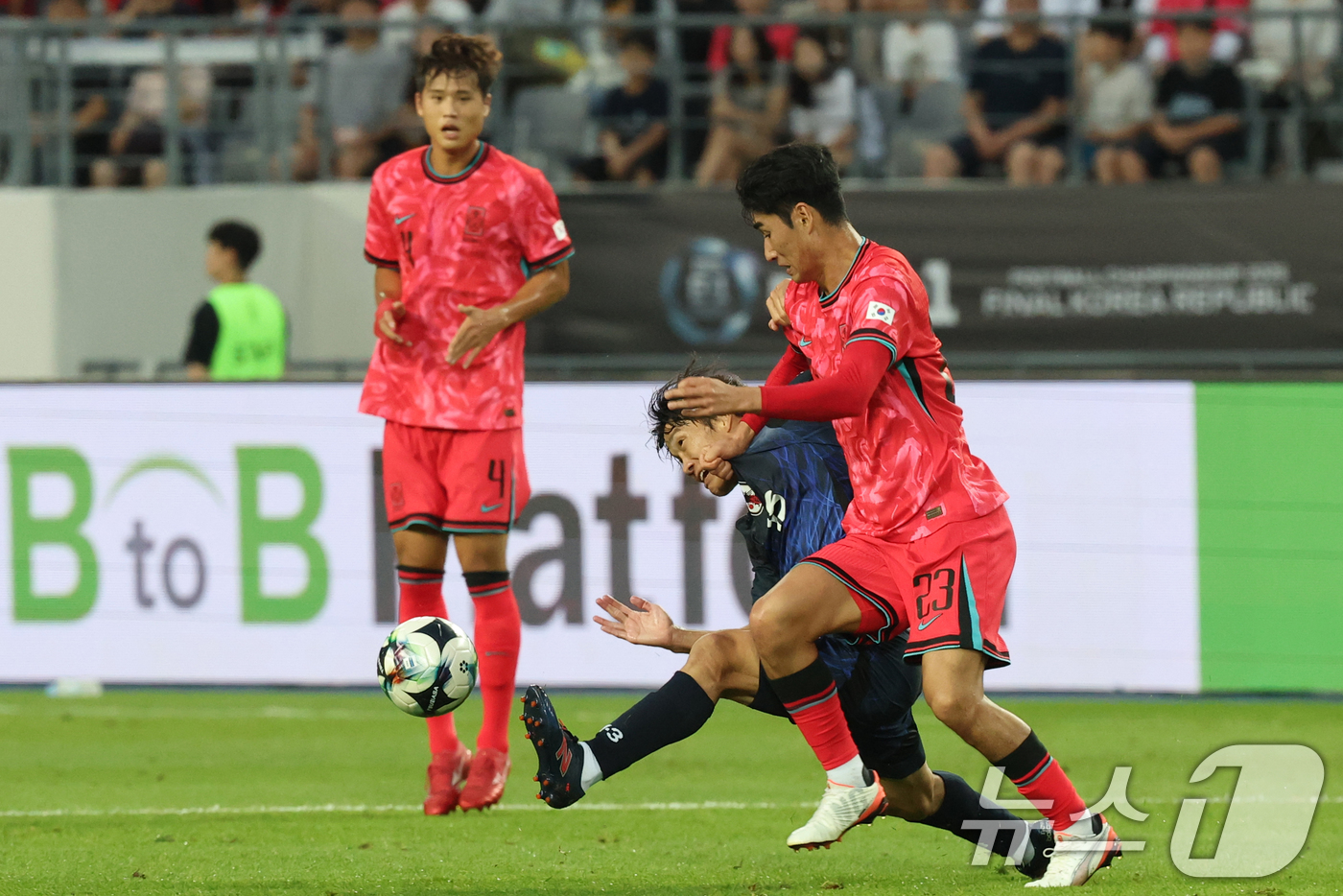 (용인=뉴스1) 김영운 기자 = 서민우가 15일 오후 경기 용인시 처인구 용인미르스타디움에서 열린 2025 동아시아축구연맹(EAFF) E-1 챔피언십 남자부 대한민국과 일본의 경기 …