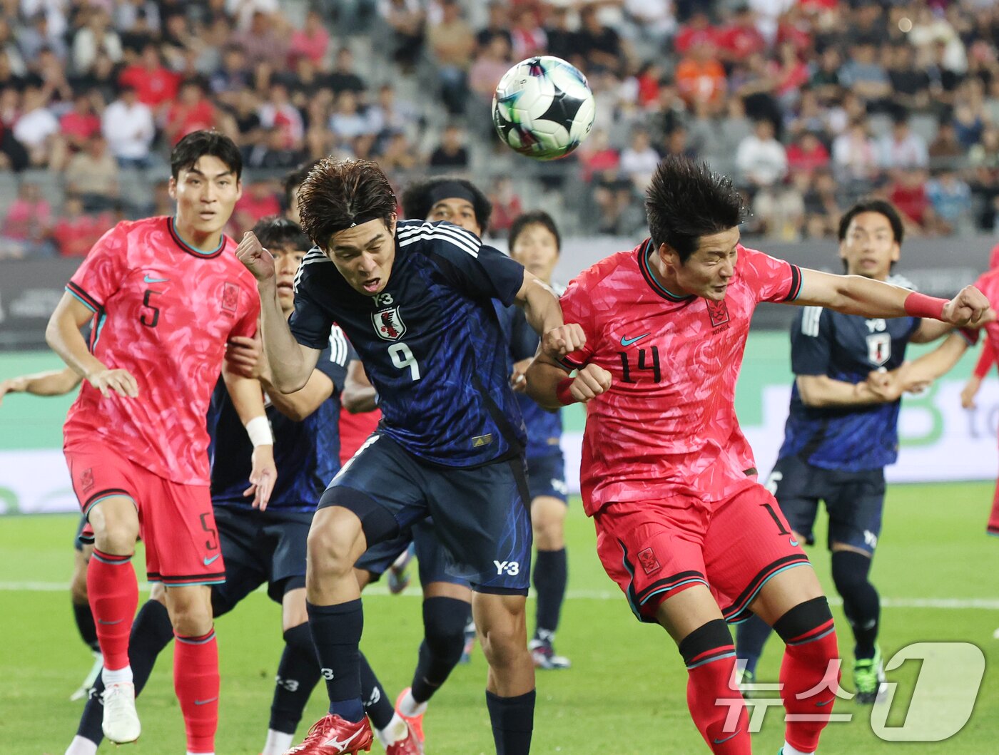 본문 이미지 - 박승욱이 15일 오후 경기 용인시 처인구 용인미르스타디움에서 열린 2025 동아시아축구연맹&#40;EAFF&#41; E-1 챔피언십 남자부 대한민국과 일본의 경기에서 헤더슛을 시도하고 있다. 2025.7.15/뉴스1 ⓒ News1 김영운 기자