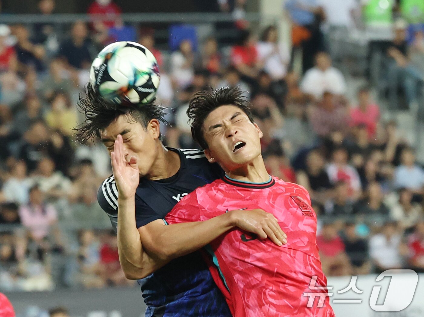 본문 이미지 - 박진섭이 15일 오후 경기 용인시 처인구 용인미르스타디움에서 열린 2025 동아시아축구연맹&#40;EAFF&#41; E-1 챔피언십 남자부 대한민국과 일본의 경기에서 헤더슛을 하고 있다. 2025.7.15/뉴스1 ⓒ News1 김영운 기자