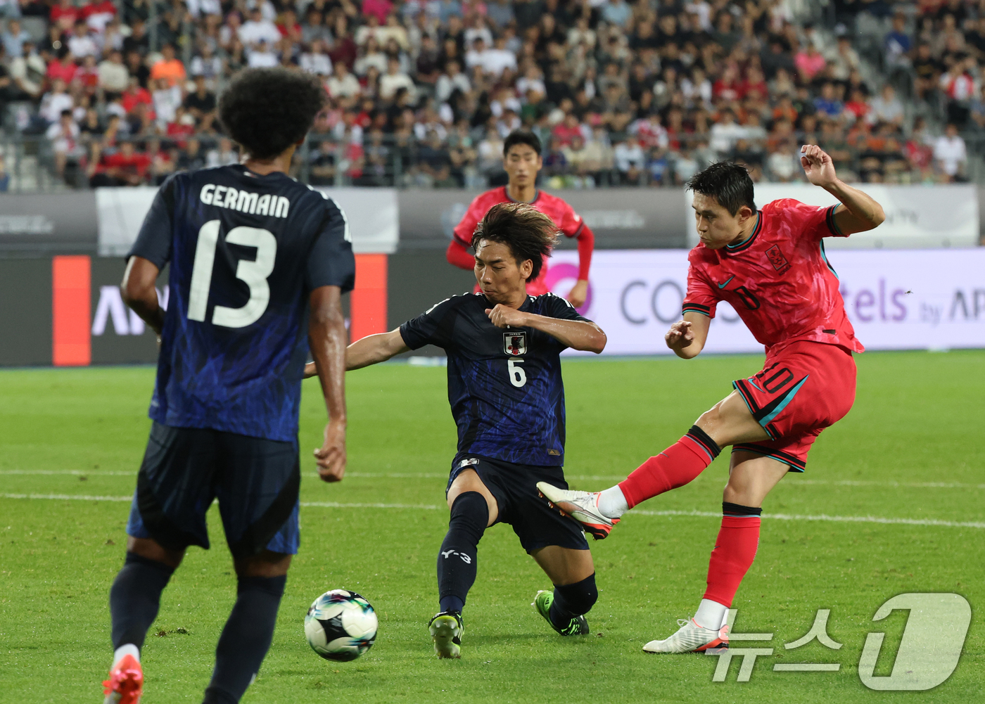 (용인=뉴스1) 김영운 기자 = 이동경이 15일 오후 경기 용인시 처인구 용인미르스타디움에서 열린 2025 동아시아축구연맹(EAFF) E-1 챔피언십 남자부 대한민국과 일본의 경기 …