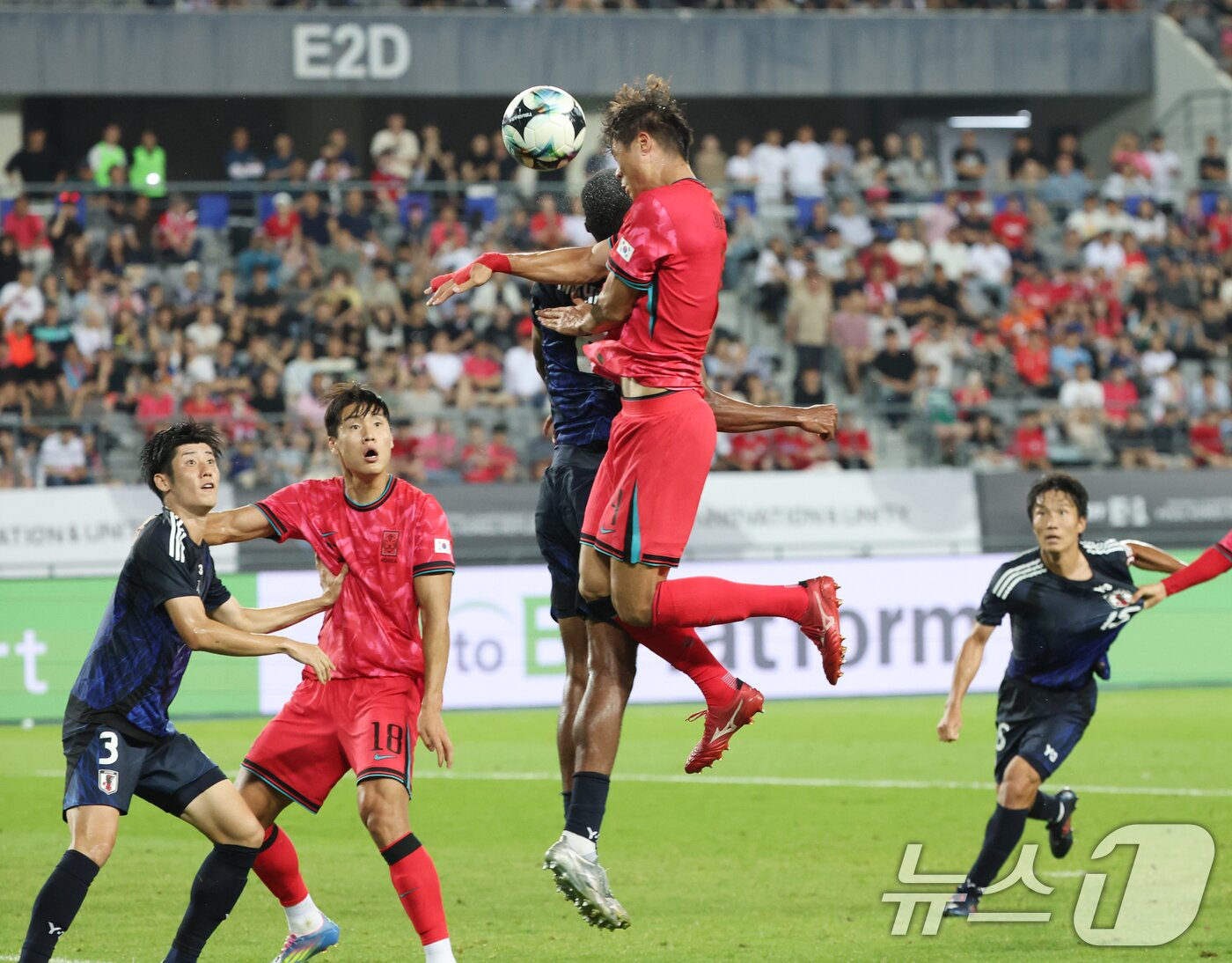 본문 이미지 - 김주성이 15일 오후 경기 용인시 처인구 용인미르스타디움에서 열린 2025 동아시아축구연맹&#40;EAFF&#41; E-1 챔피언십 남자부 대한민국과 일본의 경기에서 헤더슛을 하고 있다. 2025.7.15/뉴스1 ⓒ News1 김영운 기자