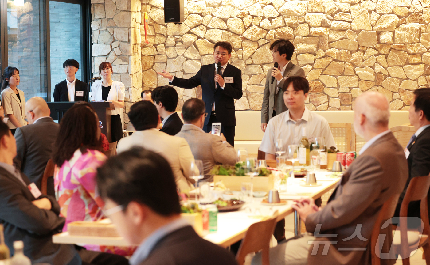 (서울=뉴스1) = 오승록 노원구청장이 15일 오후 서울 노원구 수락산 자연휴양림 ‘수락휴’에서 열린 ‘주한외국대사 초청행사’에 참석해 인사말을 하고 있다. (노원구 제공. 재판매 …