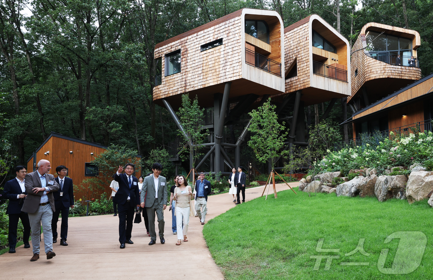 (서울=뉴스1) = 오승록 노원구청장이 15일 오후 서울 노원구 수락산 자연휴양림 ‘수락휴’에서 열린 ‘주한외국대사 초청행사’에 참석해 시설라운딩을 진행하고 있다. (노원구 제공. …