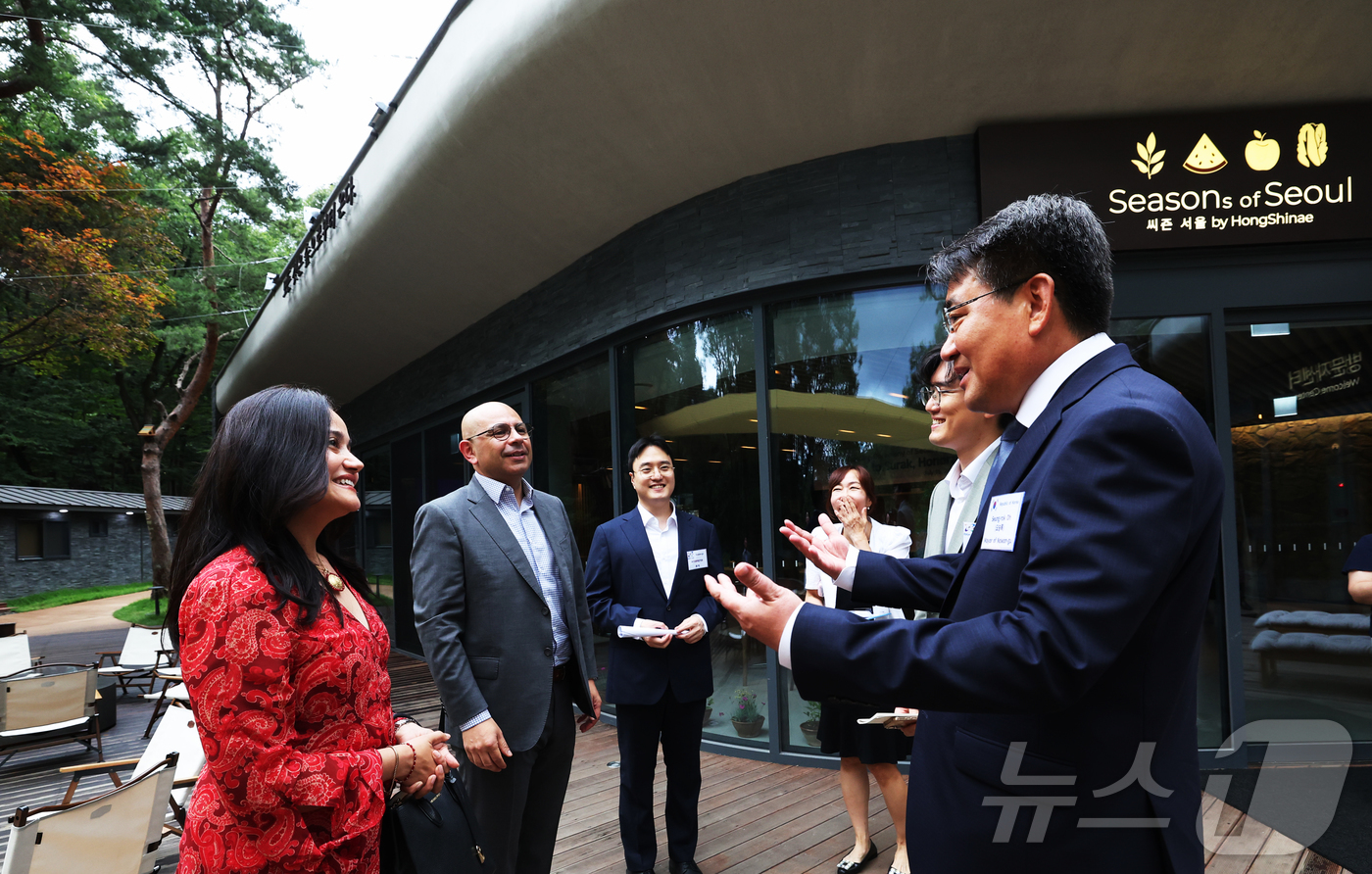 (서울=뉴스1) = 오승록 노원구청장이 15일 오후 서울 노원구 수락산 자연휴양림 ‘수락휴’에서 열린 ‘주한외국대사 초청행사’에 참석한 대사들과 대화를 나누고 있다. (노원구 제공 …