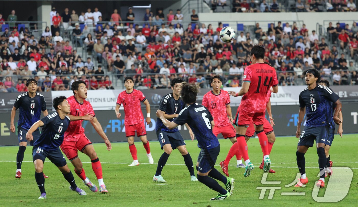 본문 이미지 - 박승욱이 15일 오후 경기 용인시 처인구 용인미르스타디움에서 열린 2025 동아시아축구연맹&#40;EAFF&#41; E-1 챔피언십 남자부 대한민국과 일본의 경기에서 헤더슛을 하고 있다. 2025.7.15/뉴스1 ⓒ News1 김영운 기자