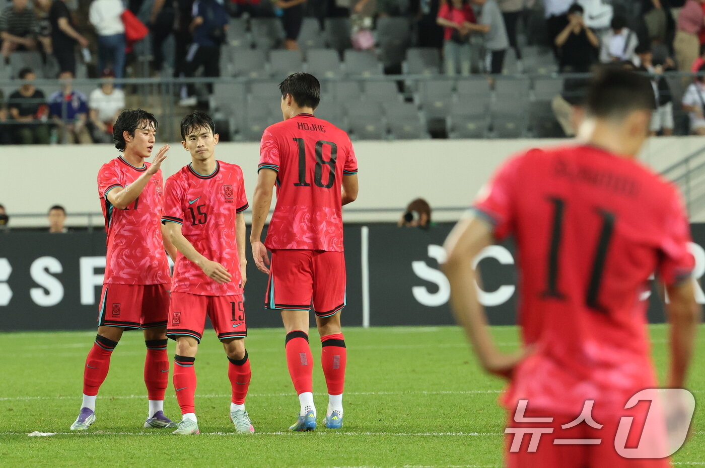 본문 이미지 - 15일 오후 경기 용인시 처인구 용인미르스타디움에서 열린 2025 동아시아축구연맹&#40;EAFF&#41; E-1 챔피언십 남자부 대한민국과 일본의 경기에서 1대 0으로 패하며 우승을 놓친 대표팀 선수들이 아쉬워 하고 있다. 2025.7.15/뉴스1 ⓒ News1 김영운 기자