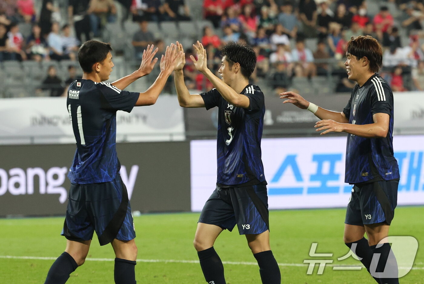 본문 이미지 - 15일 오후 경기 용인시 처인구 용인미르스타디움에서 열린 2025 동아시아축구연맹&#40;EAFF&#41; E-1 챔피언십 남자부 대한민국과 일본의 경기에서 1대 0으로 승리하며 우승을 차지한 일본 대표팀 선수들이 자축하고 있다. 2025.7.15/뉴스1 ⓒ News1 김영운 기자