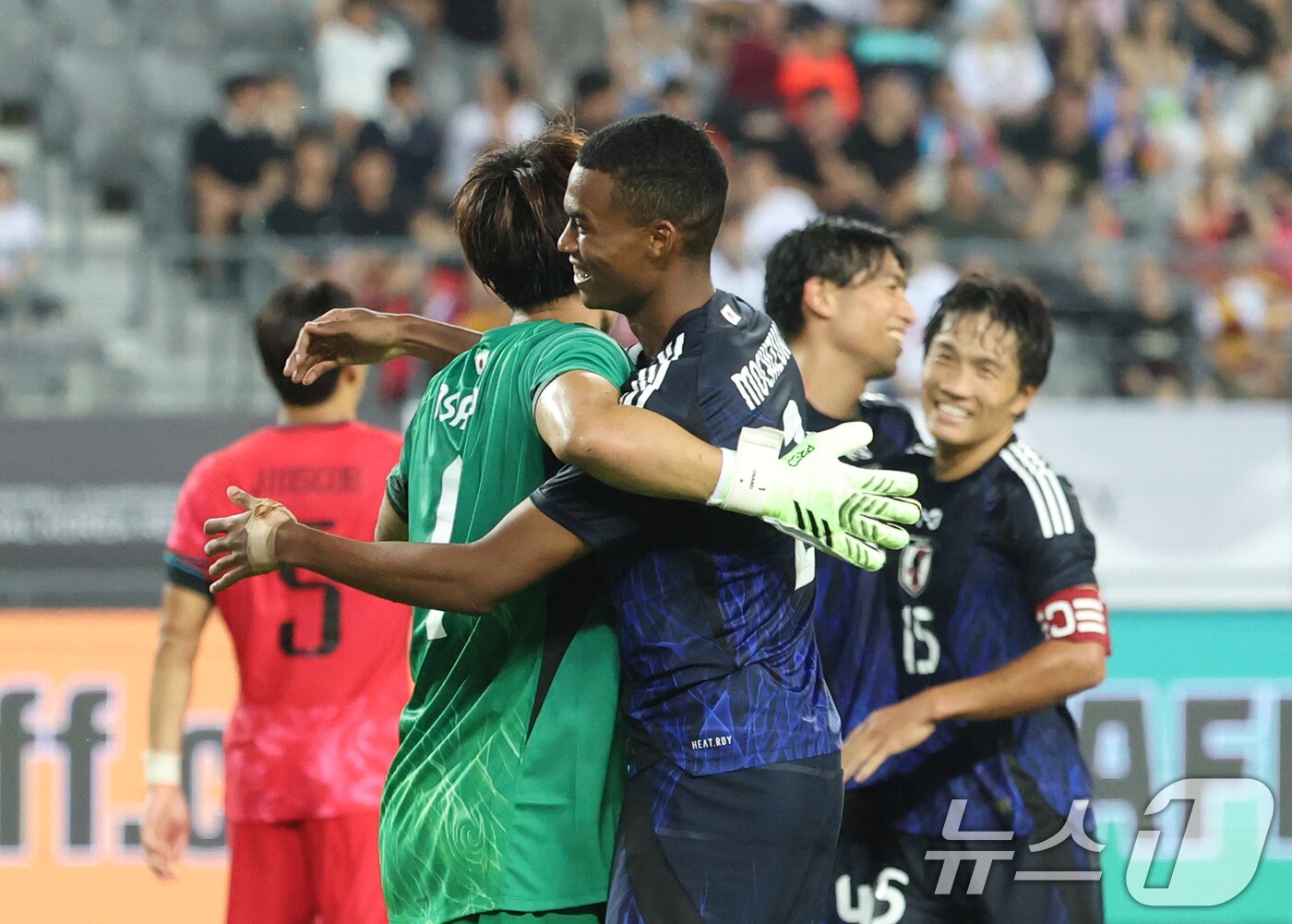 본문 이미지 - 15일 오후 경기 용인시 처인구 용인미르스타디움에서 열린 2025 동아시아축구연맹&#40;EAFF&#41; E-1 챔피언십 남자부 대한민국과 일본의 경기에서 1대 0으로 승리하며 우승을 차지한 일본 대표팀 선수들이 자축하고 있다. 2025.7.15/뉴스1 ⓒ News1 김영운 기자