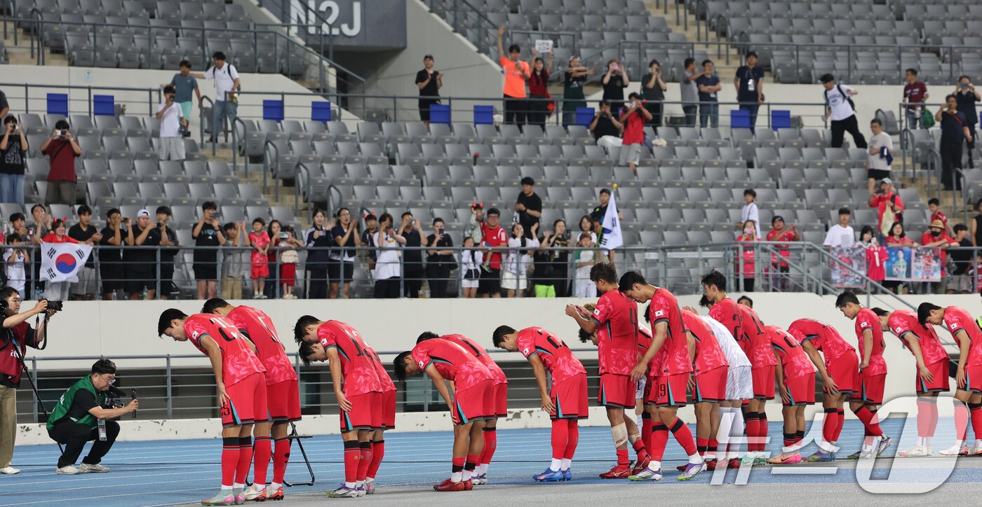 본문 이미지 - 15일 오후 경기 용인시 처인구 용인미르스타디움에서 열린 2025 동아시아축구연맹&#40;EAFF&#41; E-1 챔피언십 남자부 대한민국과 일본의 경기에서 1대 0으로 패하며 우승을 놓친 대표팀 선수들이 관중들에게 인사를 하고 있다. 2025.7.15/뉴스1 ⓒ News1 김영운 기자