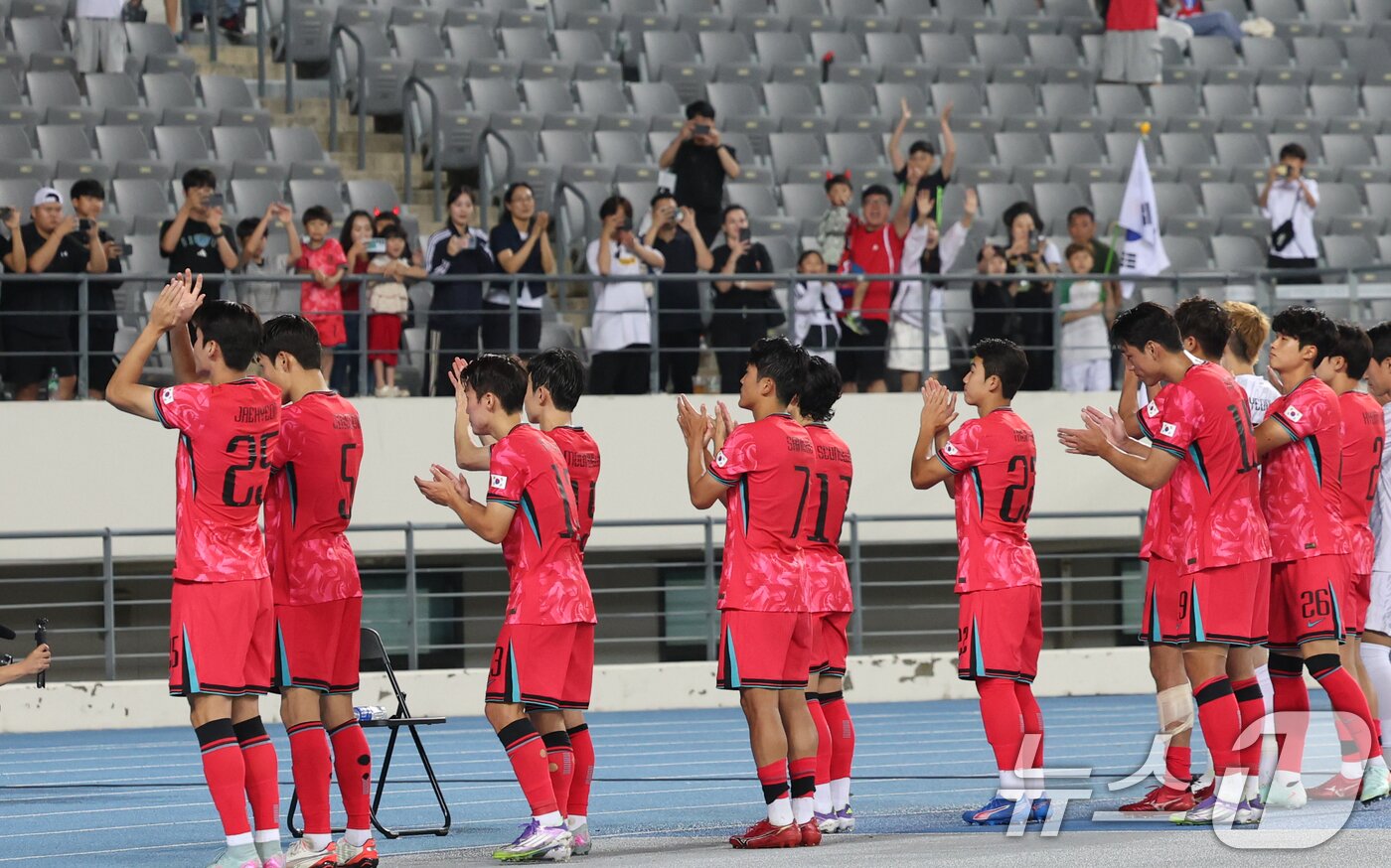 본문 이미지 - 15일 오후 경기 용인시 처인구 용인미르스타디움에서 열린 2025 동아시아축구연맹&#40;EAFF&#41; E-1 챔피언십 남자부 대한민국과 일본의 경기에서 1대 0으로 패하며 우승을 놓친 대표팀 선수들이 관중들에게 인사를 하고 있다. 2025.7.15/뉴스1 ⓒ News1 김영운 기자