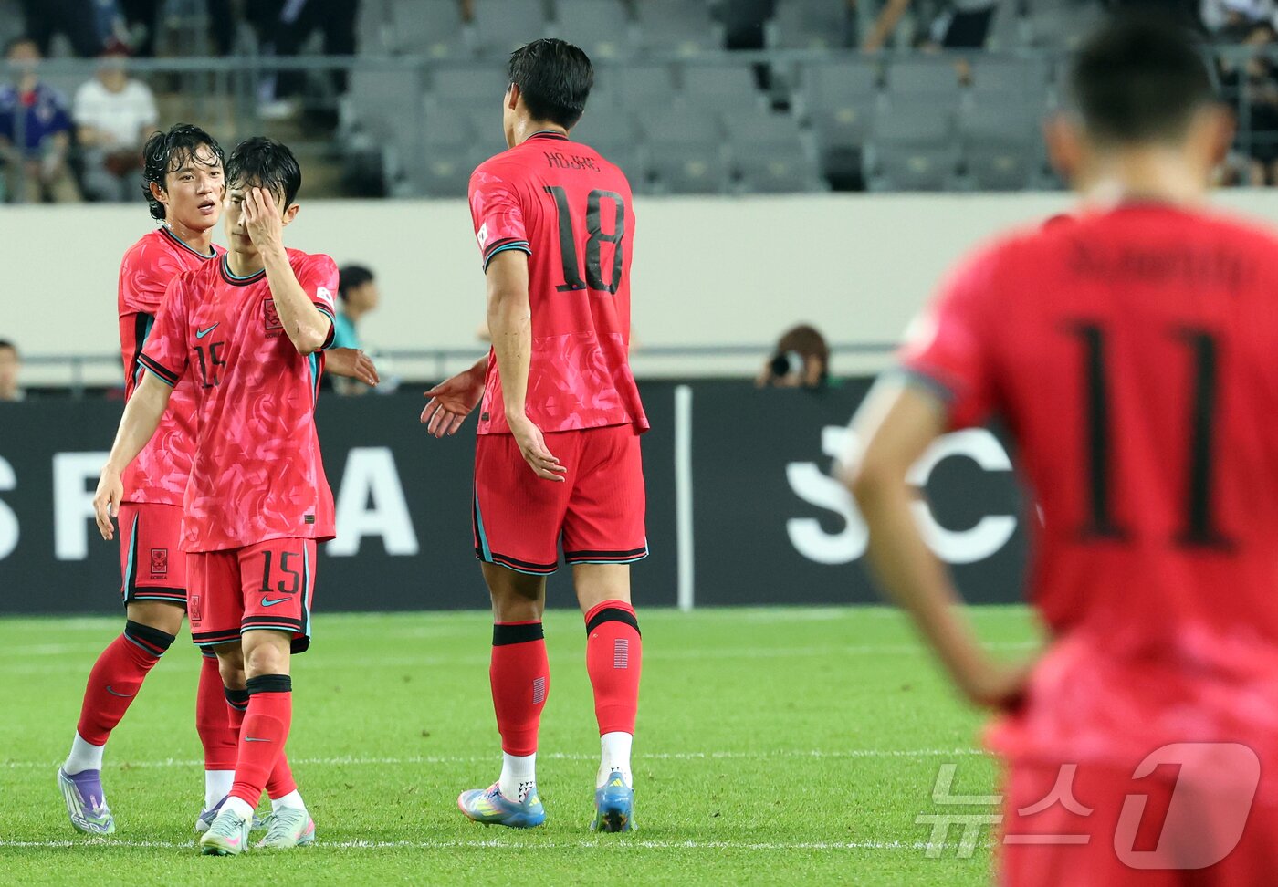 본문 이미지 - 15일 오후 경기 용인시 처인구 용인미르스타디움에서 열린 2025 동아시아축구연맹&#40;EAFF&#41; E-1 챔피언십 남자부 대한민국과 일본의 경기에서 1대 0으로 패하며 우승을 놓친 대표팀 선수들이 아쉬워 하고 있다. 2025.7.15/뉴스1 ⓒ News1 김영운 기자