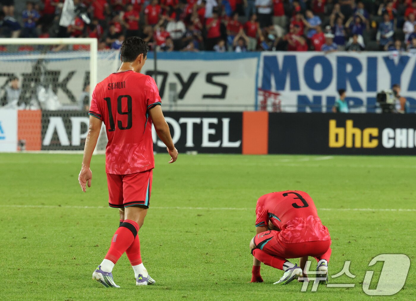 본문 이미지 - 15일 오후 경기 용인시 처인구 용인미르스타디움에서 열린 2025 동아시아축구연맹&#40;EAFF&#41; E-1 챔피언십 남자부 대한민국과 일본의 경기에서 1대 0으로 패하며 우승을 놓친 대표팀 선수들이 아쉬워 하고 있다. 2025.7.15/뉴스1 ⓒ News1 김영운 기자