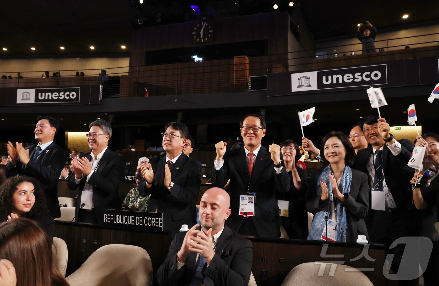 본문 이미지 - 최응천 국가유산청장과 정부대표단, 부산시 관계자 등이 16일&#40;한국시간&#41; 프랑스 파리 유네스코 본부에서 열린 제47차 유네스코 세계유산위원회에서 차기 세계유산위원회 개최지로 대한민국 부산이 확정되자 환호하고 있다. 2025.7.16/뉴스1 ⓒ News1 이준성 기자