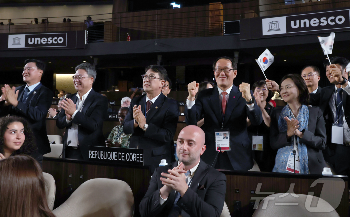 (파리(프랑스)=뉴스1) 이준성 기자 = 최응천 국가유산청장과 정부대표단, 부산시 관계자 등이 16일(한국시간) 프랑스 파리 유네스코 본부에서 열린  제47차 유네스코 세계유산위원 …