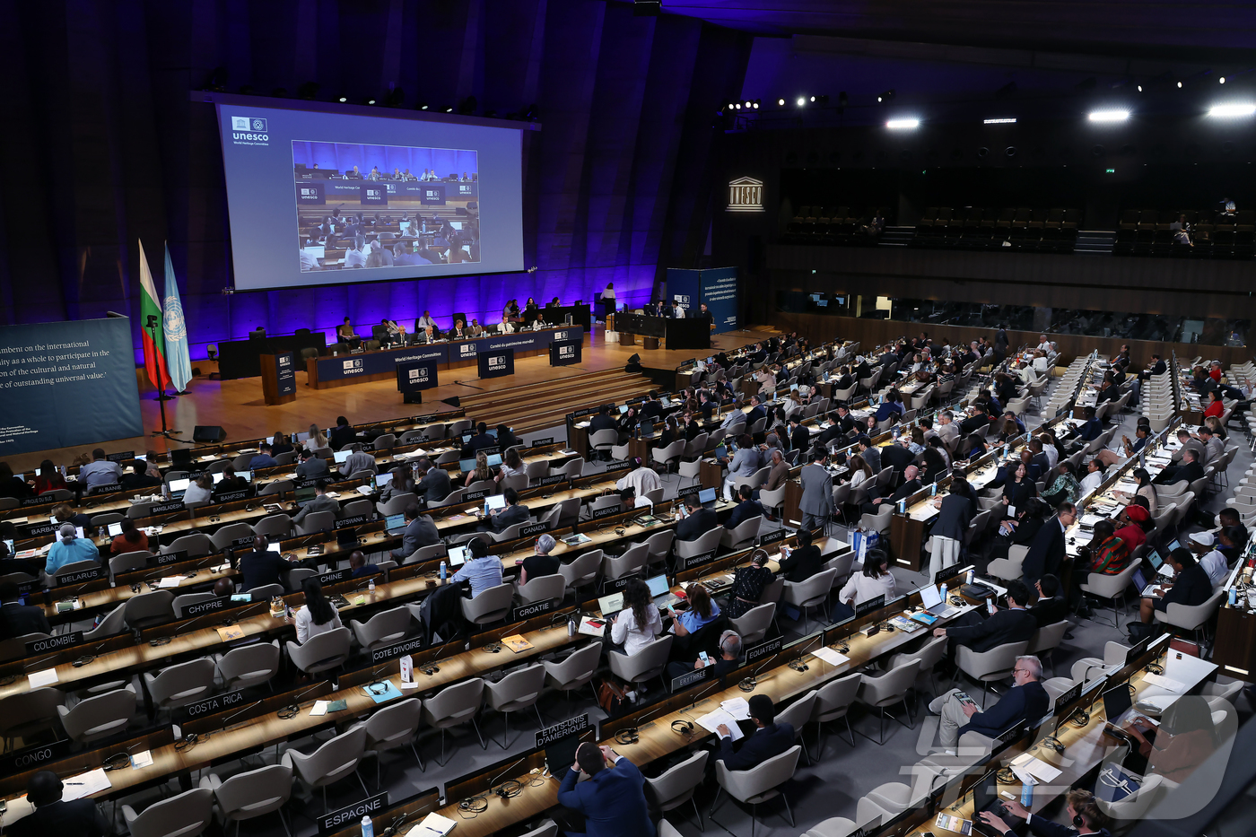 (파리(프랑스)=뉴스1) 이준성 기자 = 16일(한국시간) 프랑스 파리 유네스코 본부에서 열린  제47차 유네스코 세계유산위원회에서 차기 세계유산위원회 개최지로 대한민국 부산이 확 …