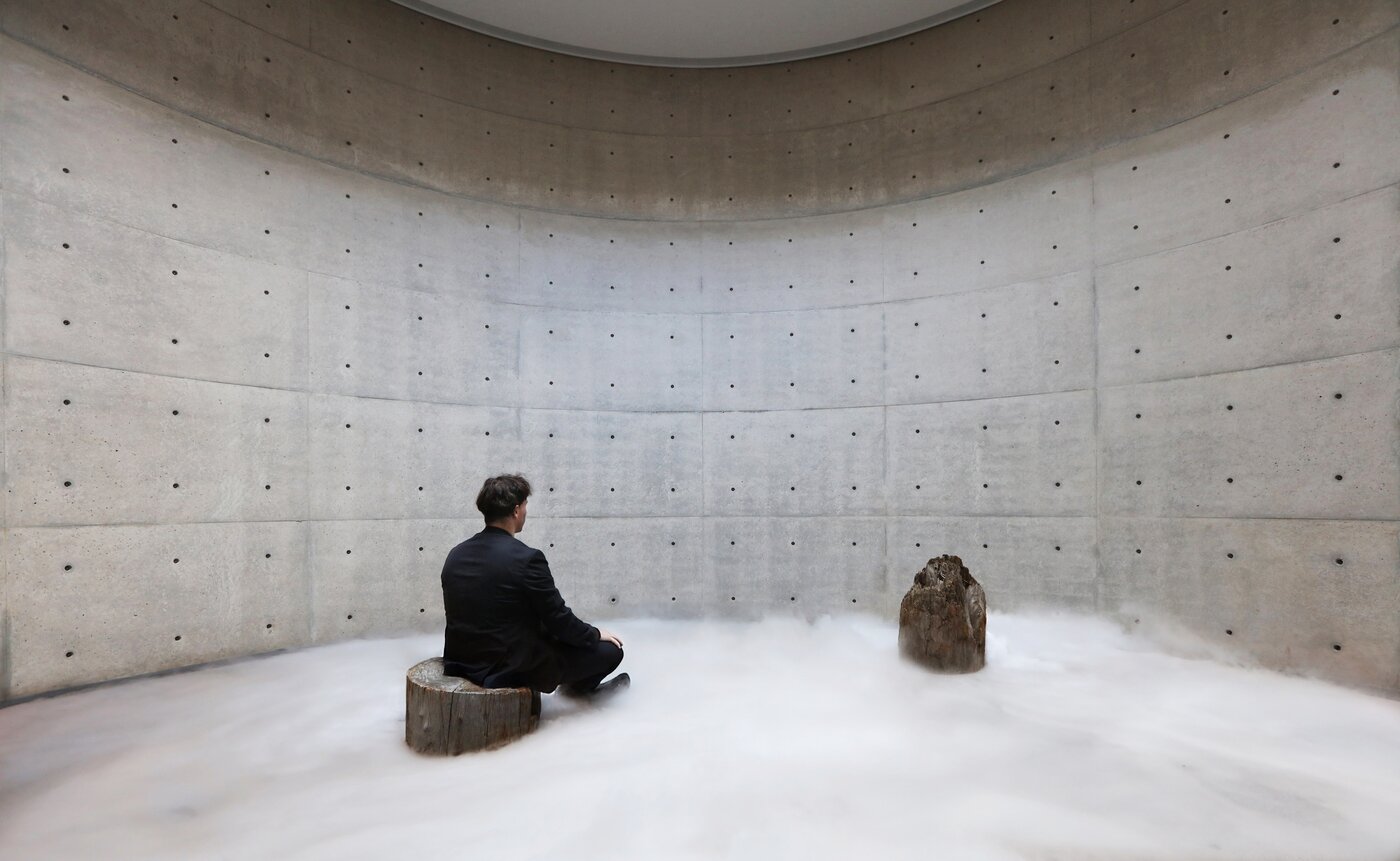 본문 이미지 - Season Lao, KYOSHITSU SHOHAKU-An Empty Room Turns White For Enlightenment(허실·생백), 2025, logs, video (중정갤러리 제공)