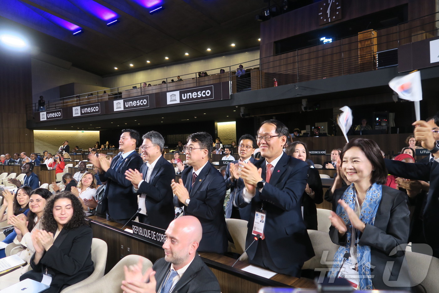 (서울=뉴스1) = 최응천 국가유산청장과 정부대표단, 부산시 관계자 등이 16일(한국시간) 프랑스 파리 유네스코 본부에서 열린 제47차 유네스코 세계유산위원회에서 차기 세계유산위원 …