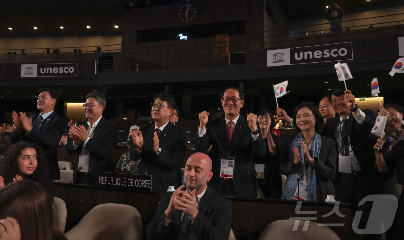 (파리=뉴스1) 이준성 기자 = 최응천 국가유산청장(왼쪽 세번째)과 박상미 주유네스코 대표부 대사(오른쪽), 그리고 정부대표단, 부산시 관계자 등이 16일(한국시간) 프랑스 파리 …