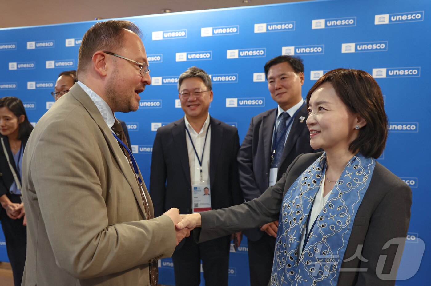 본문 이미지 - 2026년 세계유산위원회 개최지로 부산이 확정된 16일 새벽&#40;한국시간&#41; 프랑스 파리 유네스코 본부에서 박상미 주유네스코 대표부 대사가 미콜라 모우찬 주유네스코 우크라이나 대표부 차석대표로부터 축하 인사를 받고 있다. 2025.7.16/뉴스1 ⓒ News1 이준성 기자