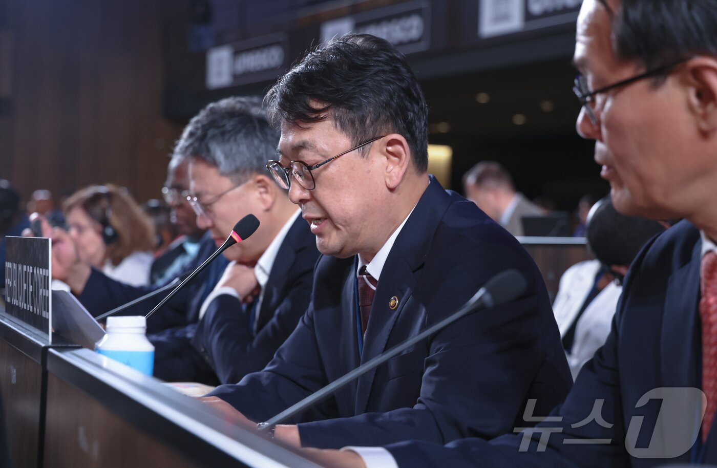 본문 이미지 - 2026년 세계유산위원회 개최지가 부산으로 확정된 16일 새벽&#40;한국시간&#41;, 최응천 국가유산청장이 프랑스 파리 유네스코 본부에서 열린 제47차 유네스코 세계유산위원회에서 발언하고 있다. 2025.7.16/뉴스1 ⓒ News1 이준성 기자