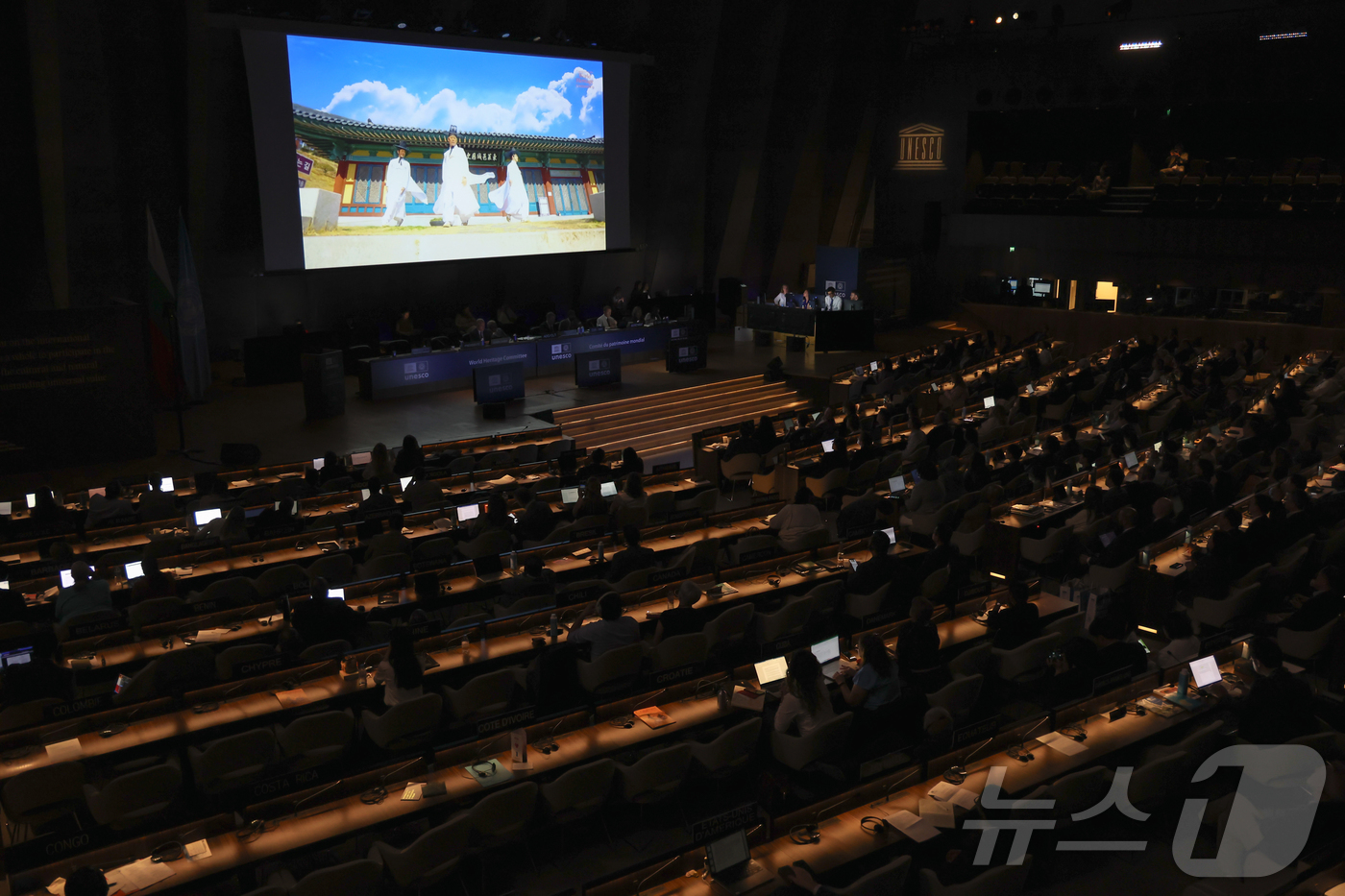 (파리=뉴스1) 이준성 기자 = 2026년 세계유산위원회 개최지로 부산이 확정된 16일 새벽(한국시간) 프랑스 파리 유네스코 본부 회의장 대형 스크린에 부산 홍보영상이 상영되고 있 …