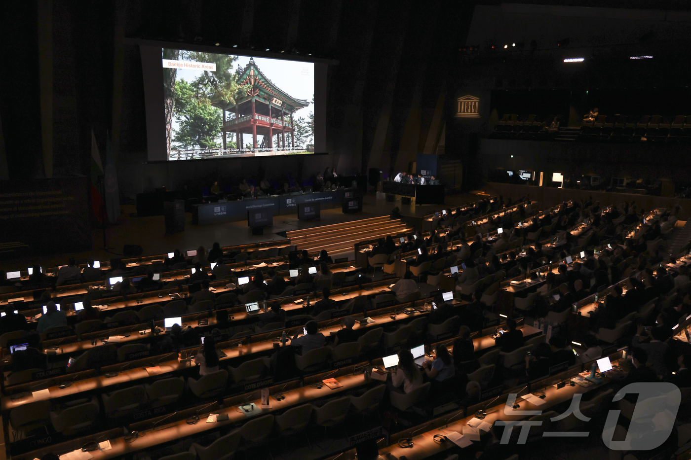 (파리=뉴스1) 이준성 기자 = 2026년 세계유산위원회 개최지로 부산이 확정된 16일 새벽(한국시간) 프랑스 파리 유네스코 본부 회의장 대형 스크린에 부산 홍보영상이 상영되고 있 …