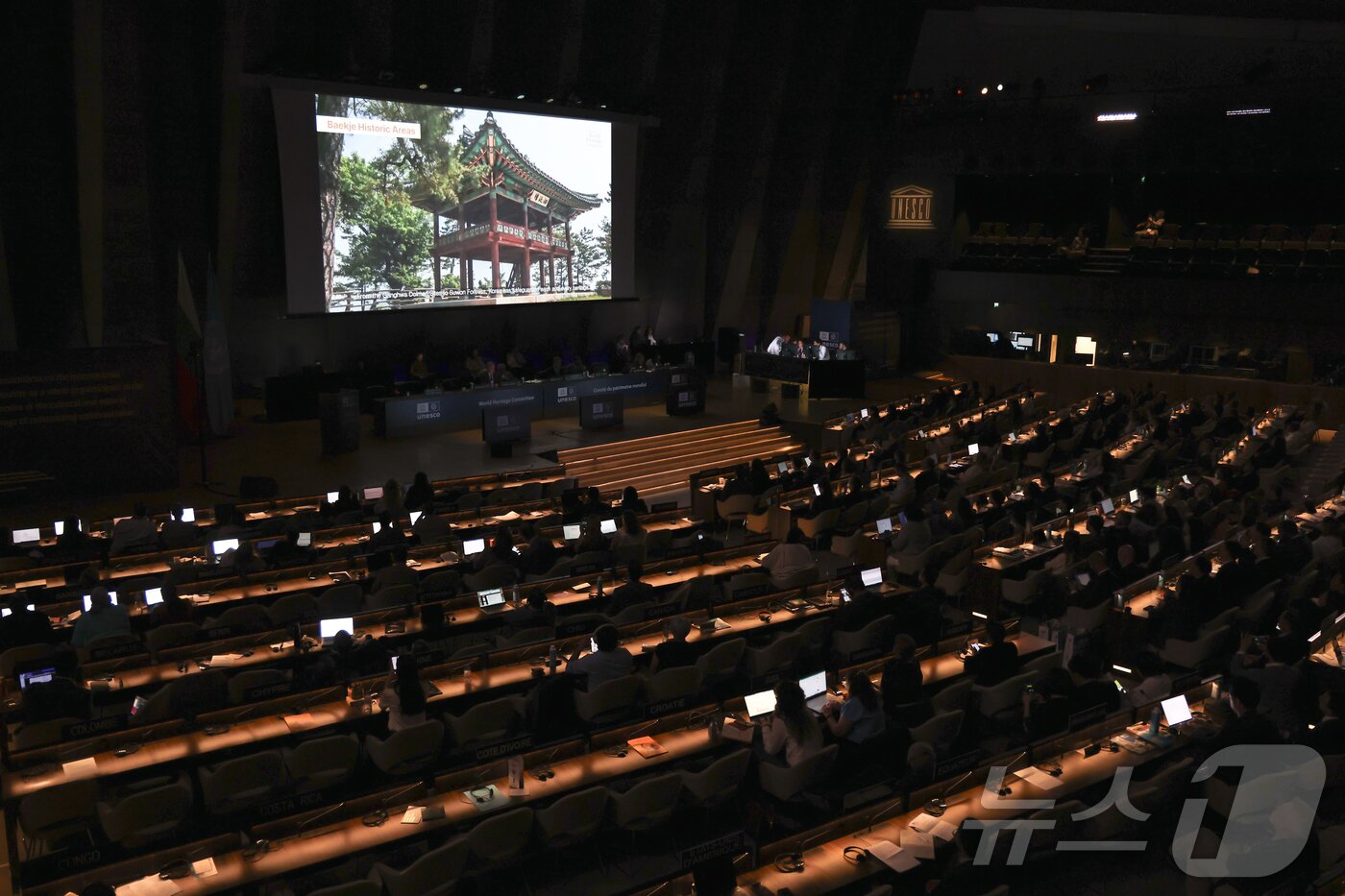 본문 이미지 - 2026년 세계유산위원회 개최지로 부산이 확정된 16일 새벽&#40;한국시간&#41; 프랑스 파리 유네스코 본부 회의장 대형 스크린에 부산 홍보영상이 상영되고 있다. 2025.7.16/뉴스1 ⓒ News1 이준성 기자