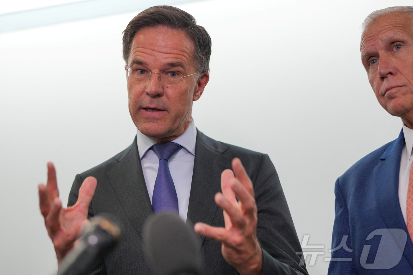 (워싱턴 로이터=뉴스1) 김지완 기자 = 15일(현지시간) 마르크 뤼터 북대서양조약기구(NATO·나토) 사무총장이 미국 워싱턴 국회의사당을 방문해 톰 틸리스 상원의원(공화당·노스캐 …