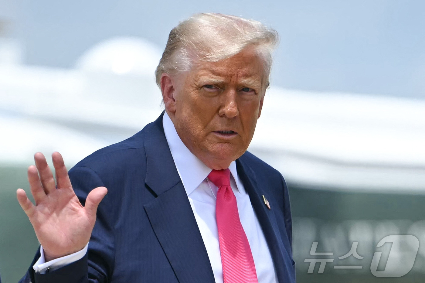 (메릴랜드 AFP=뉴스1) 류정민 특파원 = 도널드 트럼프 미국 대통령이 15일(현지시간) 메릴랜드주 앤드루스 합동 기지에서 에어포스원에 탑승하기 위해 걸어가면서 손을 들어 보이고 …