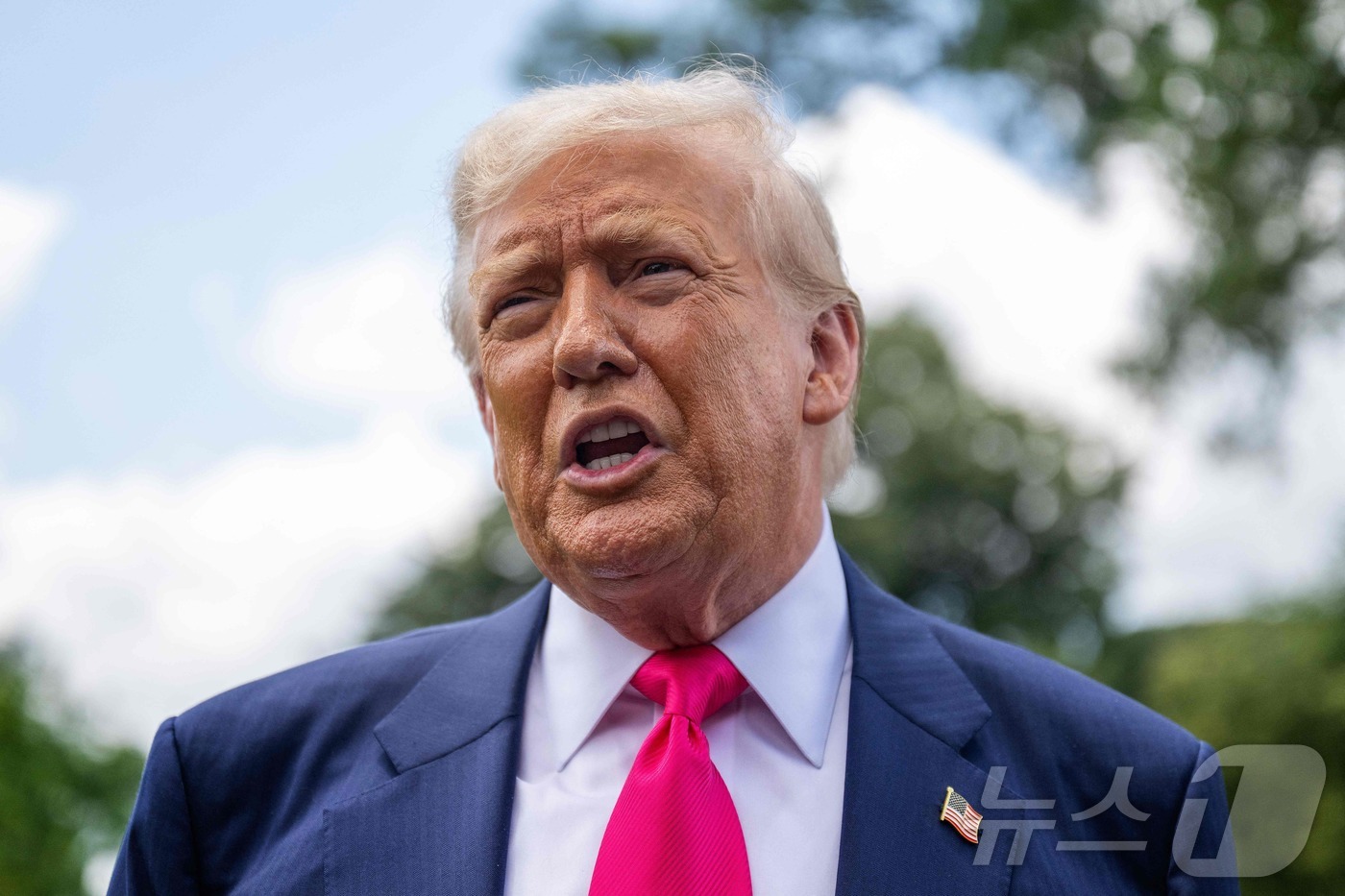 (워싱턴DC AFP=뉴스1) 류정민 특파원 = 도널드 트럼프 미국 대통령이 15일(현지시간) 워싱턴DC 백악관 남쪽 잔디밭에서 마린원(미 대통령 전용헬기)에 탑승하기 전 인도네시아 …