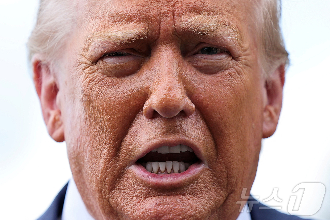 (로이터=뉴스1) 류정민 특파원 = 도널드 트럼프 미국 대통령이 15일(현지시간) 미국 워싱턴DC 백악관에서 펜실베이니아주 방문을 위해 출발하면서 기자들 질문에 답하고 있다. 트럼 …