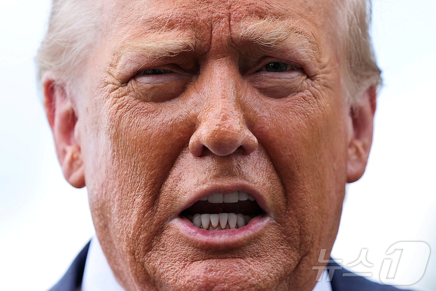 본문 이미지 - 도널드 트럼프 미국 대통령이 15일&#40;현지시간&#41; 미국 워싱턴DC 백악관에서 펜실베이니아주 방문을 위해 출발하면서 기자들 질문에 답하고 있다. 2025.07.15 ⓒ 로이터=뉴스1 ⓒ News1 류정민 특파원