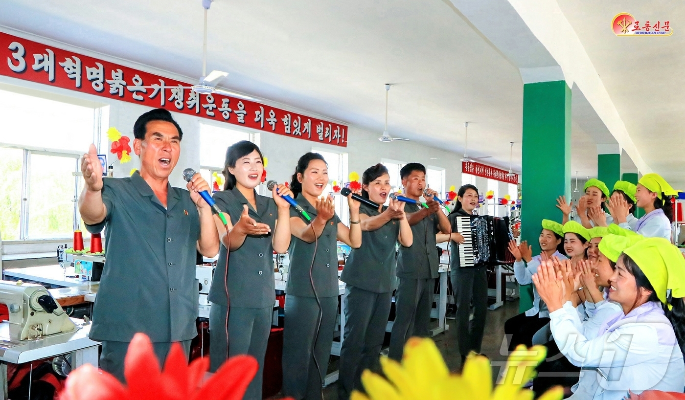 (평양 노동신문=뉴스1) = 북한 노동당 기관지 노동신문은 16일 염주군이 "당 중앙 전원회의 결정 관철로 들끓는 현장에서 집중강연 선전대 활동을 활발히 벌리고 있다"고 선전했다. …