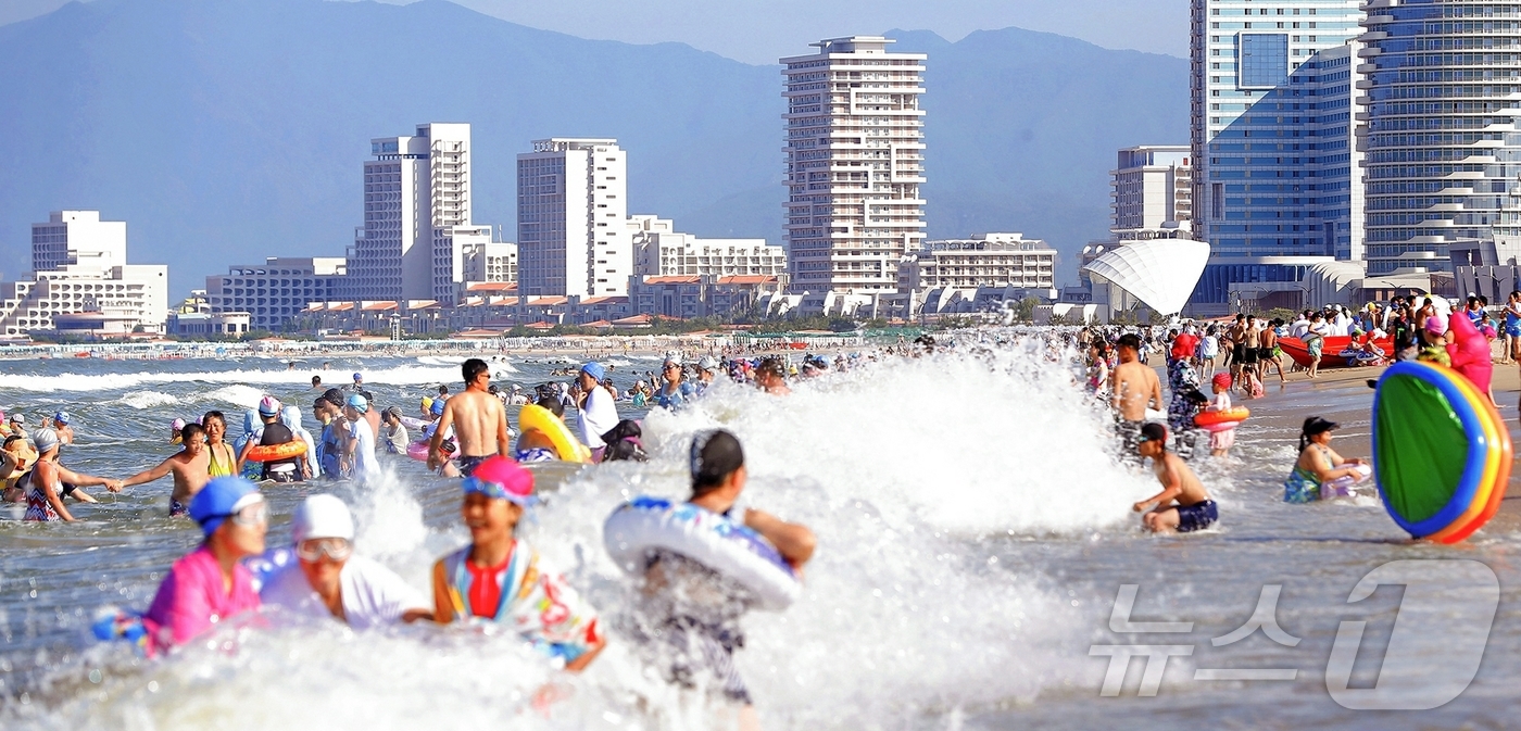 (평양 노동신문=뉴스1) = 북한 노동당 기관지 노동신문은 16일 원산 갈마해안관광지구를 찾은 주민들을 조명하며 이들의 반응을 보도했다. 이들은 "최상의 문명을 맛보았다"며 "우리 …