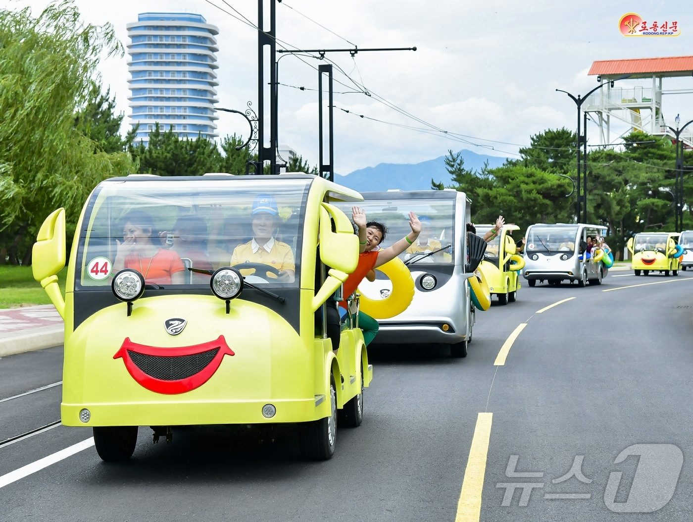 (평양 노동신문=뉴스1) = 북한 노동당 기관지 노동신문은 16일 원산 갈마해안관광지구를 찾은 주민들을 조명하며 이들의 반응을 보도했다. 이들은 "최상의 문명을 맛보았다"며 "우리 …